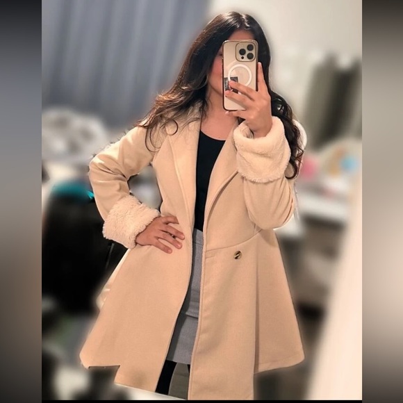 Chic Cream Double-Breasted Coat with Faux‎ Fur Cuffs - Picture 10 of 11